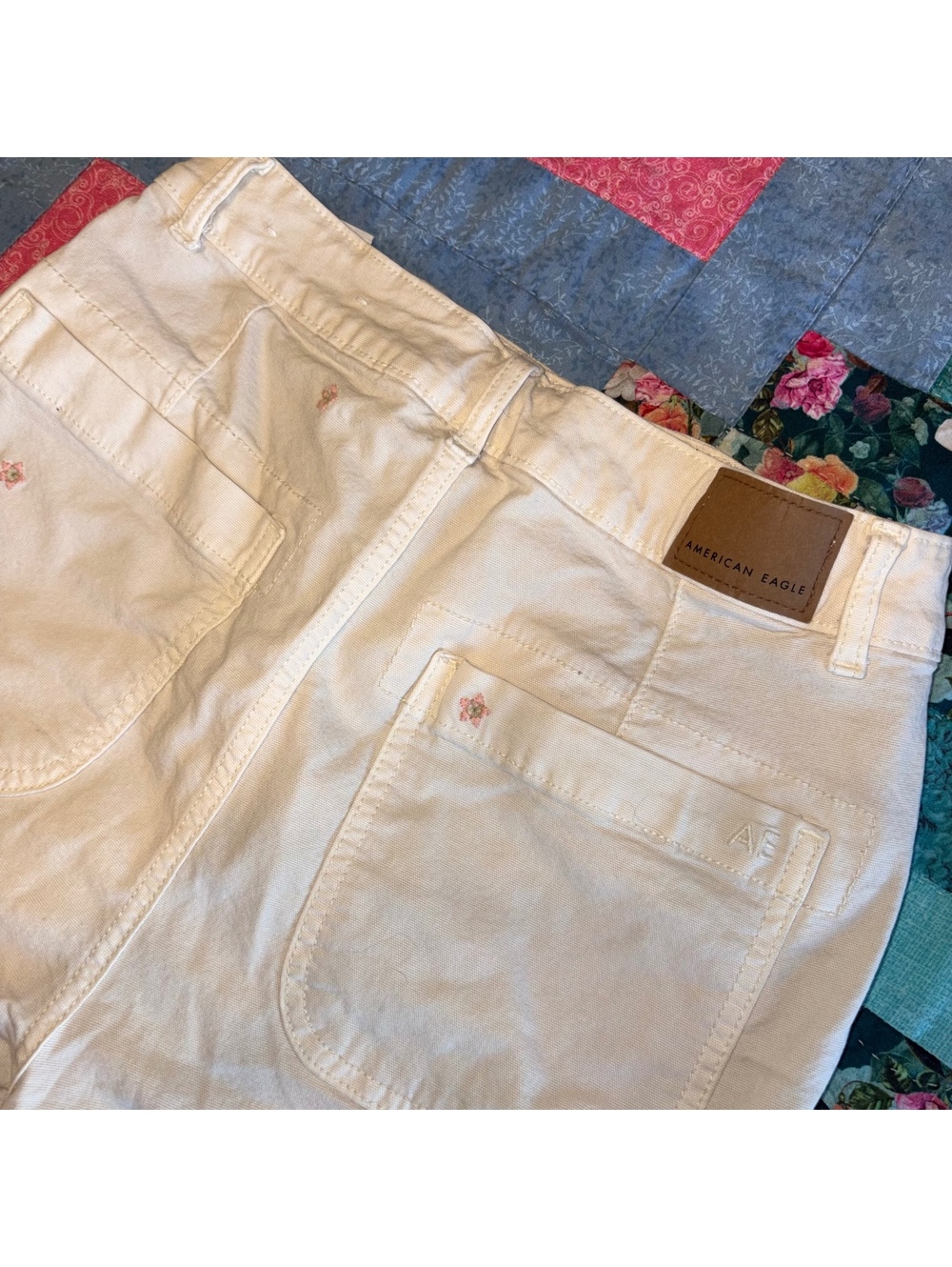 American Eagle Woman’s Size 2 White Embroidered Floral High-Rise Denim Shorts - Picture 3 of 9